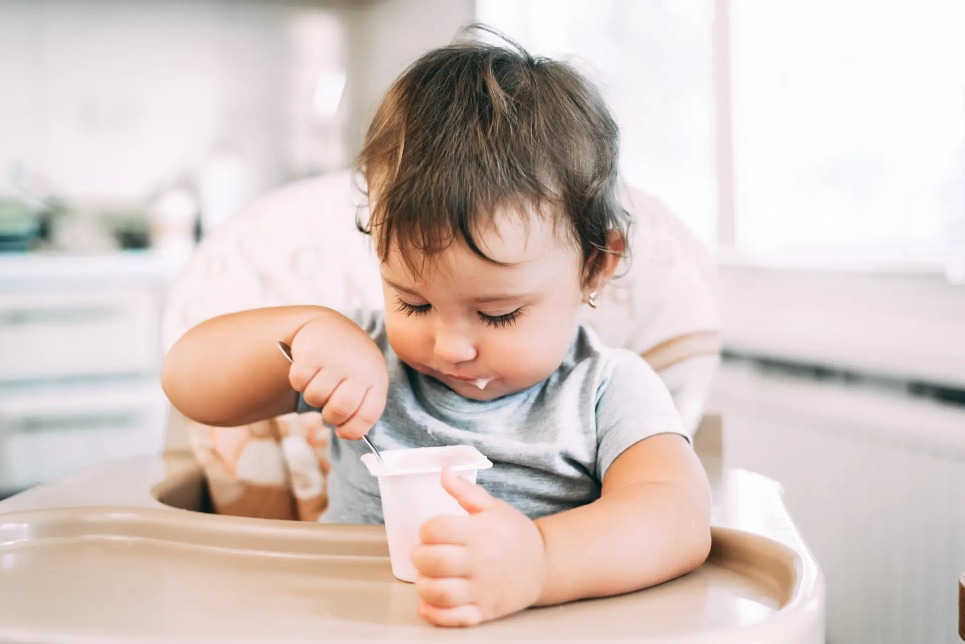 toddler eatting