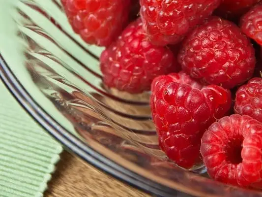 044-Raspberries-in-Bowl-Web